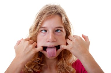 meisje maakt grappig gezicht in close-up