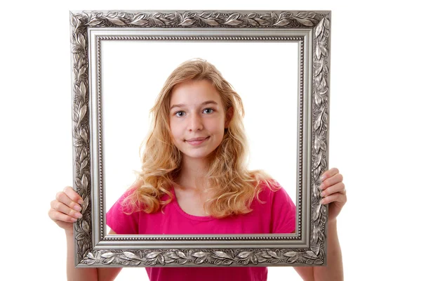 Chica está sosteniendo marco —  Fotos de Stock