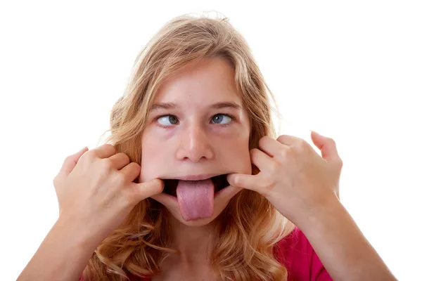 Ragazza fa faccia divertente in primo piano — Foto Stock