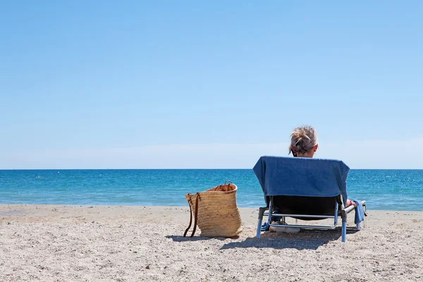 Жінка реагує на сонячний пляж — стокове фото