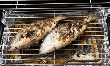 Barbekü üzerinde iki dorade balıklar
