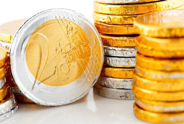 Куча денег в евро на шоколад — стоковое фото