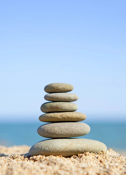 Stack of zen stones near the ocean — Stock Photo, Image