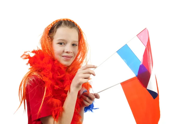 Meisje is poseren in oranje outfit voor soccer Spel — Stockfoto