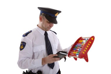 Hollandalı polis memuru kuponları abaküs ove ile kotalarını sayıyor