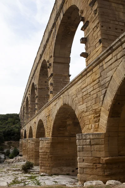 มุมมองใกล้ชิดของโรมันสร้างท่อระบายน้ํา Pont du Gard, Vers-Pont-du - — ภาพถ่ายสต็อก