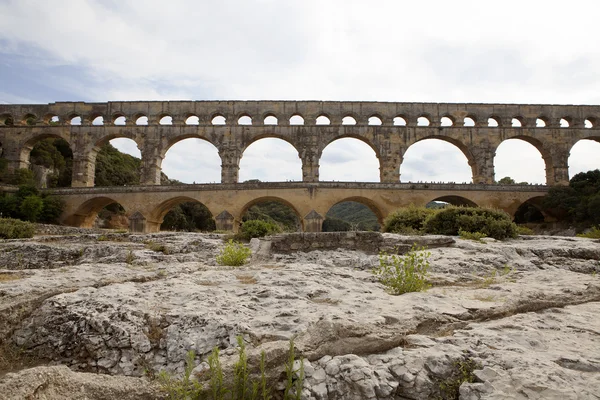 Vacker utsikt över romerska byggt pont du gard akvedukt, vers-pont-du-g — Stockfoto