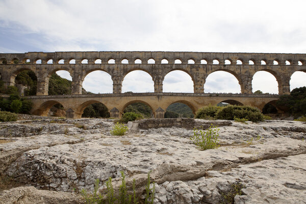 Scenic view of Roman built Pont du Gard aqueduct, Vers-Pont-du-G