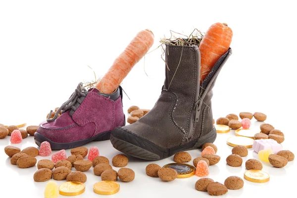 Sapatos com cenouras e nozes de gengibre para Sinterklaas, um típico Du — Fotografia de Stock