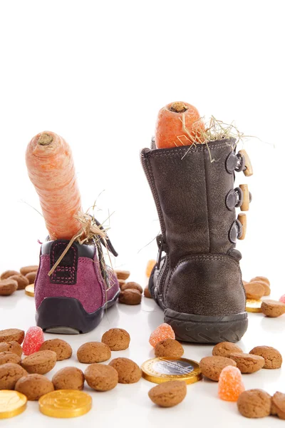 Sapatos com cenouras e nozes de gengibre para Sinterklaas, um típico Du — Fotografia de Stock