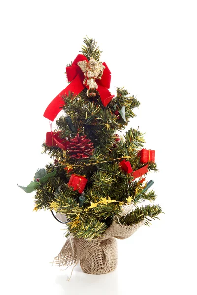 Plastic kerstboom met rode decoratie — Stockfoto