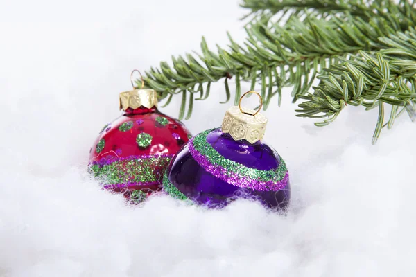 Färgstarka glitter julgranskulor över vit bakgrund — Stockfoto