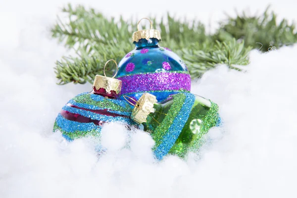Färgstarka glitter julgranskulor över vit bakgrund — Stockfoto
