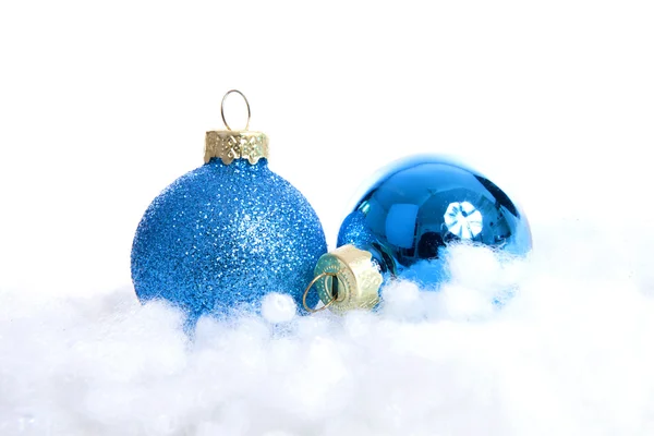 Blå glitter julgranskulor över vit bakgrund — Stockfoto