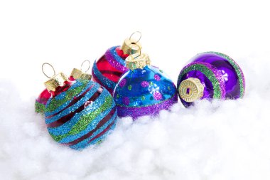 Beyaz arka plan üzerinde renkli parlak Noel topları