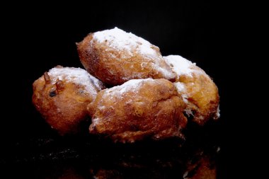 kazık Hollandalı çörek olarak da bilinen oliebollen, geleneksel yeni ye