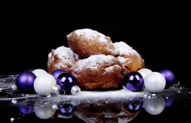 kazık Hollandalı çörek olarak da bilinen oliebollen, geleneksel yeni ye