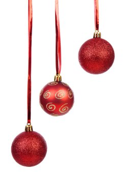 üç kırmızı kurdele Noel topları beyaz adam üzerinde asılı