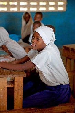 kinazini, kenya - 12 Temmuz: tanımlanamayan Afrikalı çocuklara gösterilen