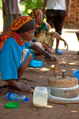 kinazini, kenya - 12 Temmuz: belirsiz bir Afrikalı kadın olduğunu gösteriyor.