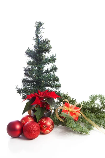 Kerstdecoratie op pine tree — Stockfoto