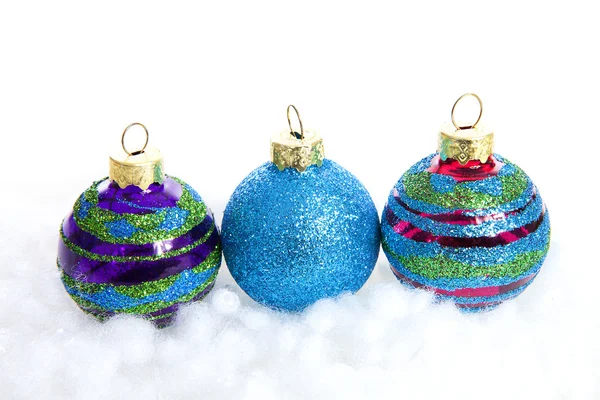 Kleurrijke glitter kerstballen op witte achtergrond — Stockfoto