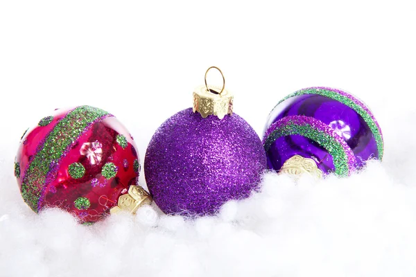 Kleurrijke glitter kerstballen op witte achtergrond — Stockfoto