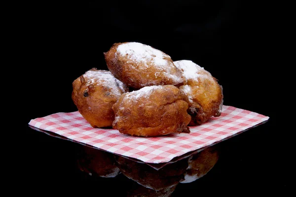 Hromada nizozemských kobliha také známý jako oliebollen, tradiční nové ye — Stock fotografie