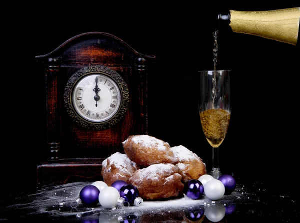 Donut holandés también conocido como oliebollen, víspera de Año Nuevo tradicional —  Fotos de Stock