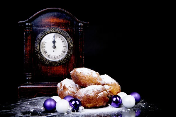 Голландский пончик также известен как oliebollen, традиционный Новый год — стоковое фото