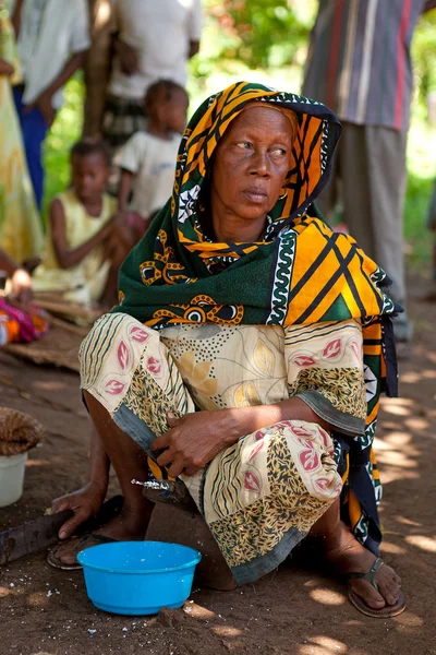 Kinazini, Kenia - juli-12: niet-geïdentificeerde Afrikaanse vrouw vertoont — Stockfoto