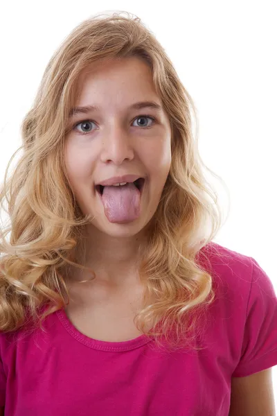 Menina faz engraçado rosto em close-up sobre fundo branco — Fotografia de Stock