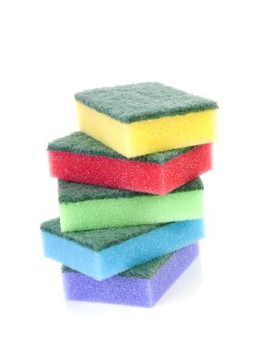 Beyaz arka plan üzerinde renkli sünger scourer yığını