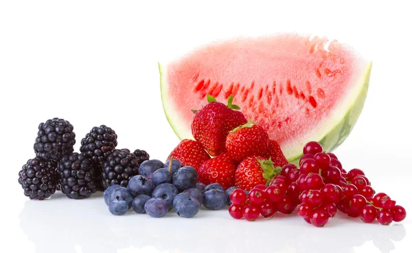 Frutas suculentas frescas saudáveis sobre fundo branco — Fotografia de Stock