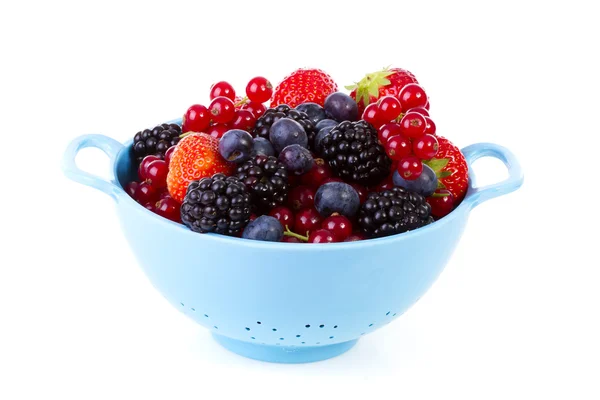Colander azul com frutas frescas saudáveis sobre fundo branco — Fotografia de Stock