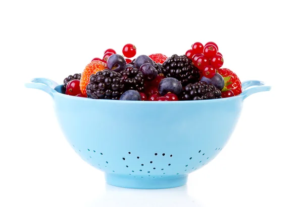 Blaues Sieb mit gesunden frischen Früchten vor weißem Hintergrund — Stockfoto