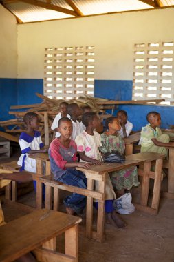 kinazini, kenya - 12 Temmuz: tanımlanamayan Afrikalı çocuklara gösterilen
