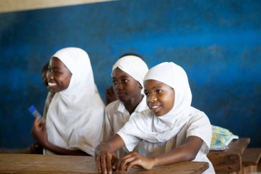 kinazini, kenya - 12 Temmuz: tanımlanamayan Afrikalı çocuklara gösterilen