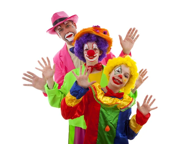 Trzy osoby wystrojony w górze równie kolorowe klaunów śmieszne nad powrotem biały — Zdjęcie stockowe