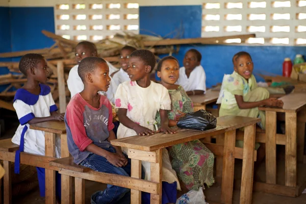 KINAZINI, KENIA - 12 DE JULIO: niños africanos no identificados mostrando — Foto de Stock