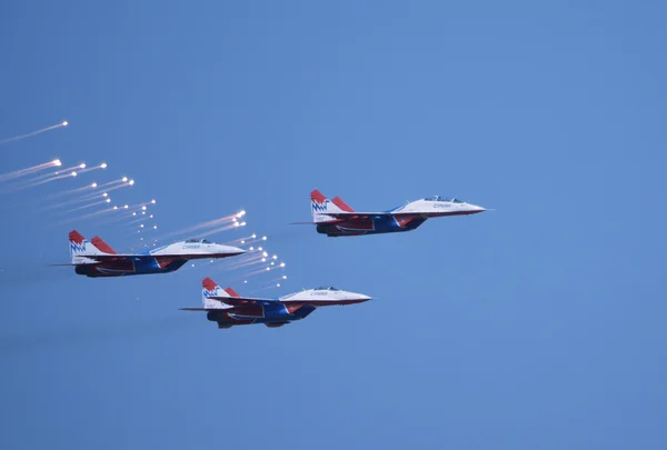 Bělehrad, Srbsko - září 2: ruský acrogroup "strizi" na letecké show batajnica 2012 na 2 září 2012, sté výročí srbské vojenské letectví — Stock fotografie