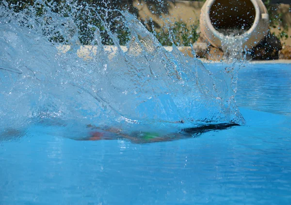 Saltar na piscina — Fotografia de Stock