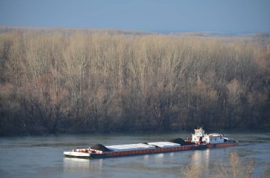 Nehirdeki kömür mavnası kömür taşıyor.
