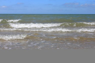 Hollanda 'daki kumlu plajları beyaz kaplamalı dalgalar basıyor.