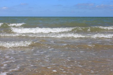 Hollanda 'daki kumlu plajları beyaz kaplamalı dalgalar basıyor.