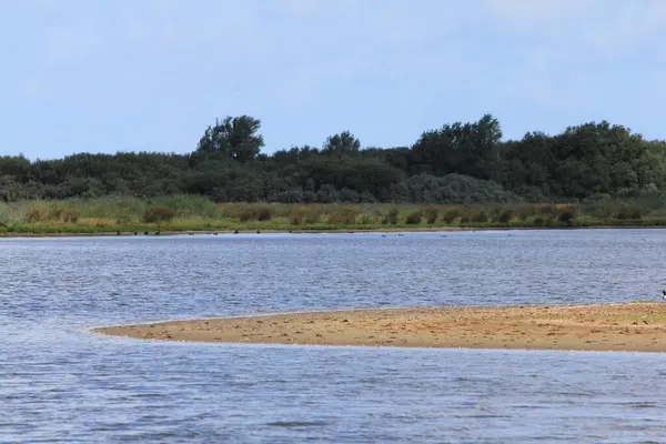 Wasseroberfläche Mit Kleiner Sandinsel Blauer Himmel Hintergrund — Stockfoto