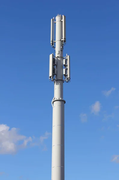 Een Mobiele Mast Met Een Blauwe Lucht Achtergrond — Stockfoto
