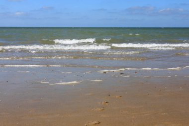 Hollanda 'daki kumlu plajları beyaz kaplamalı dalgalar basıyor.