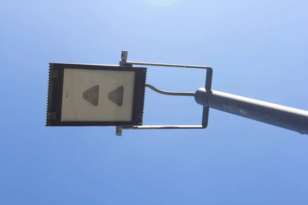 Lampa Uliczna Dużym Ekranem Niebieskie Niebo Tle — Zdjęcie stockowe