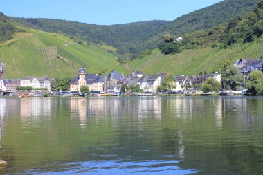 Bernkastel-Kues, Almanya 17 Ağustos 2016: Liman tarafından görüş
